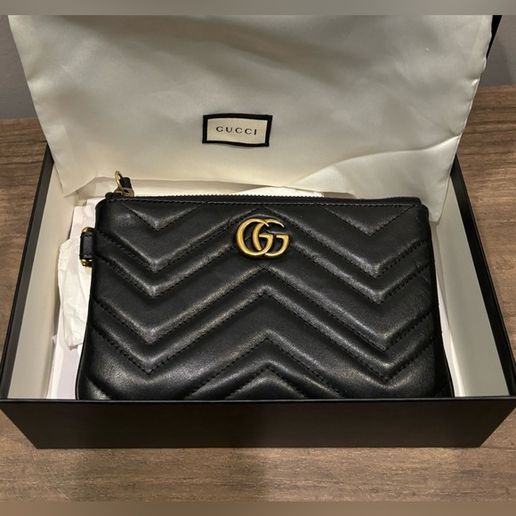Women’s Gucci GG Marmont Wrist Wallet quilted Leather - Picture 2 of 11